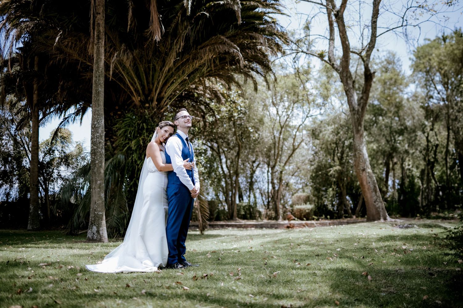 Pareja bailando bajo arreglos florales, boda organizada en Quinta de Quito