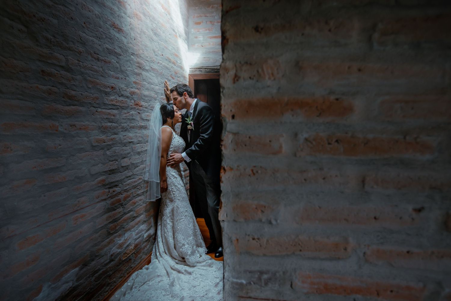 Servicio completo de fotografía para bodas en Quito con alianzas en catering y decoración.