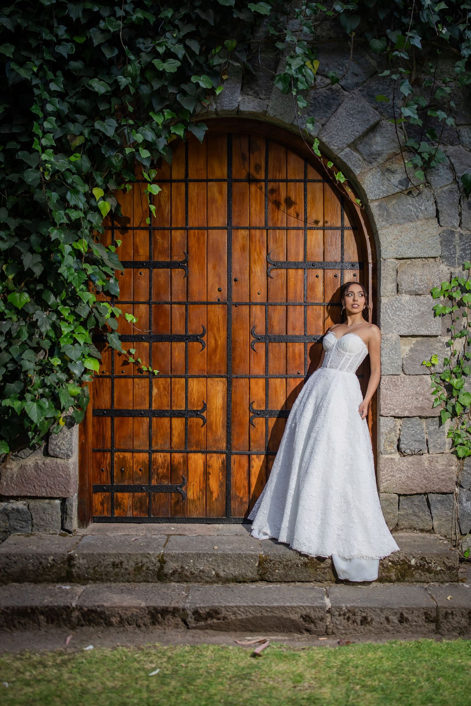 Emotivo retrato de novios durante su boda en Quito, Ecuador por fotógrafo profesional