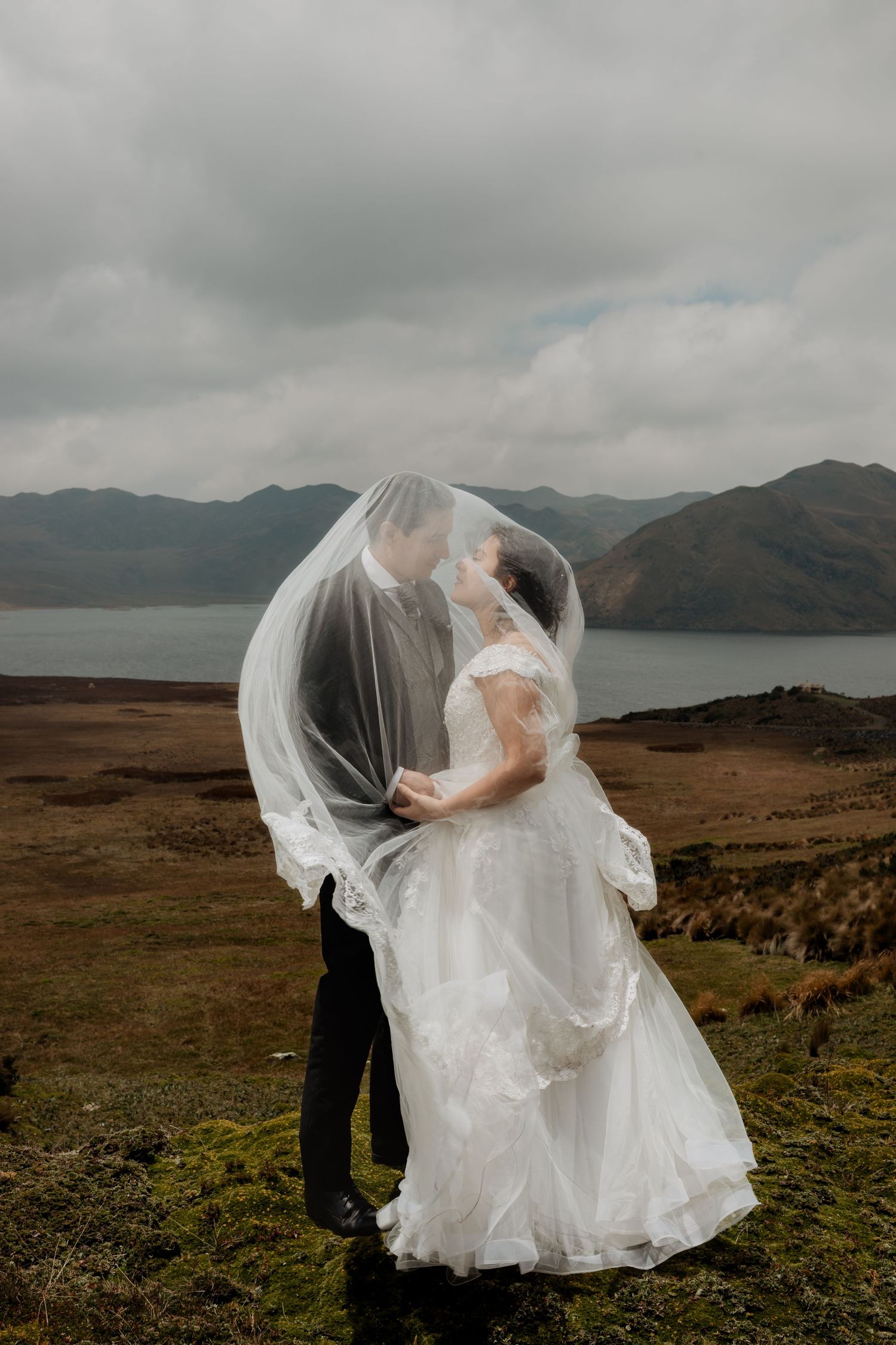 Bodas civiles, pre boda y eventos íntimos en Quito fotografiados con pasión y arte.
