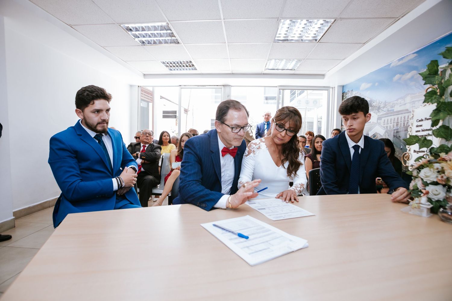 Emotivo beso de boda civil en Quito, fotografía profesional de bodas