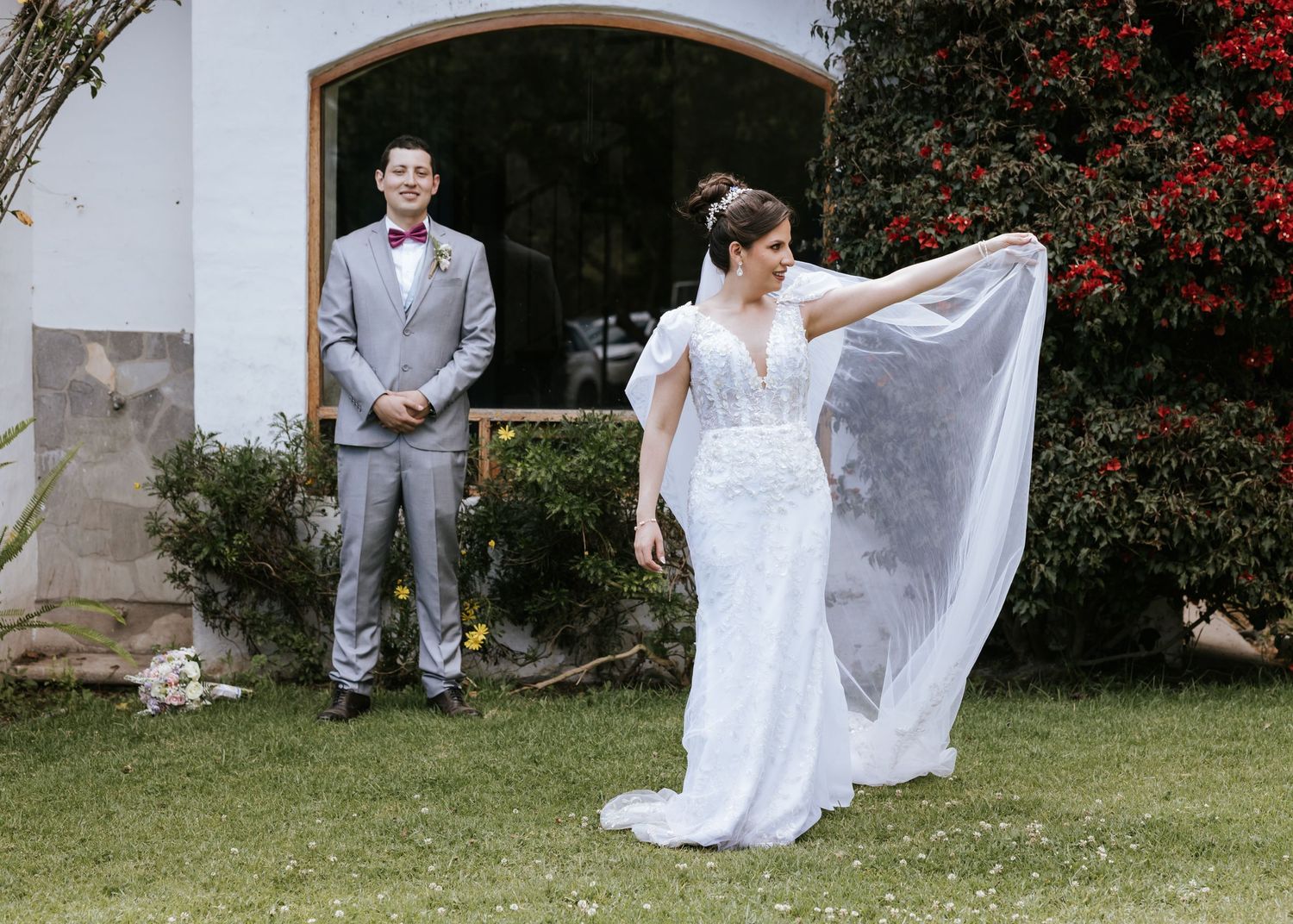 Pareja bailando bajo arreglos florales, boda organizada en Quinta de Quito