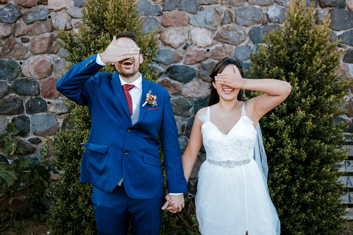 Novios en hacienda de Quito durante su boda organizada por wedding planner profesional