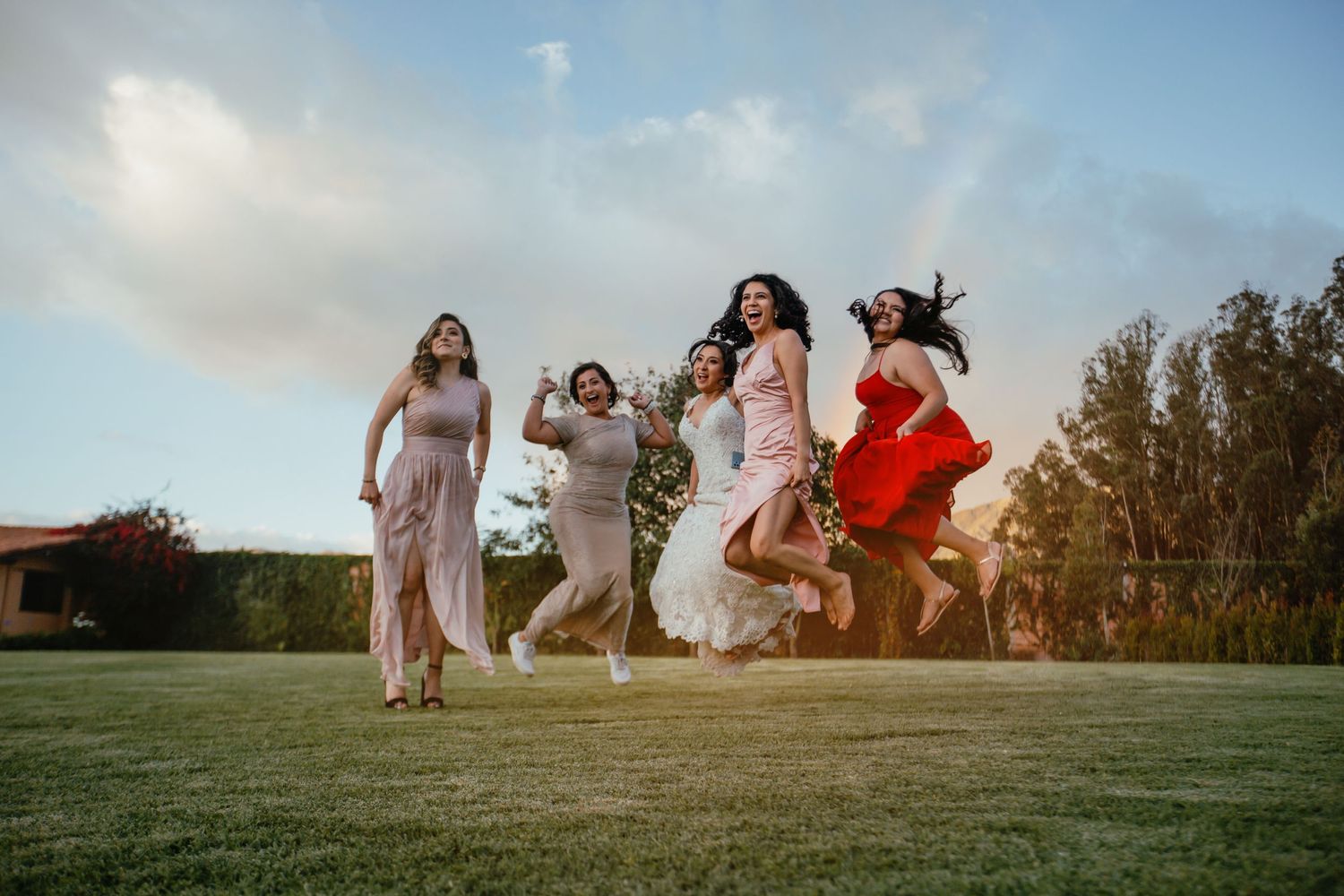 Servicio completo de fotografía para bodas en Quito con alianzas en catering y decoración.