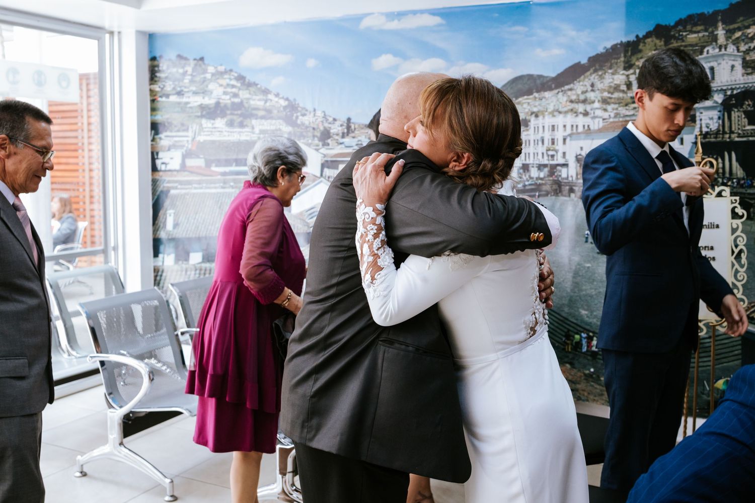 Pareja riendo durante su sesión post boda en los Andes ecuatorianos