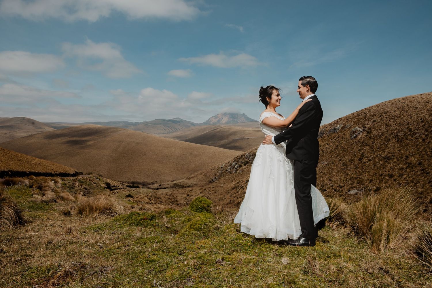 capturando bodas destino en Ecuador con estilo emocional, junto a organizadores de eventos.