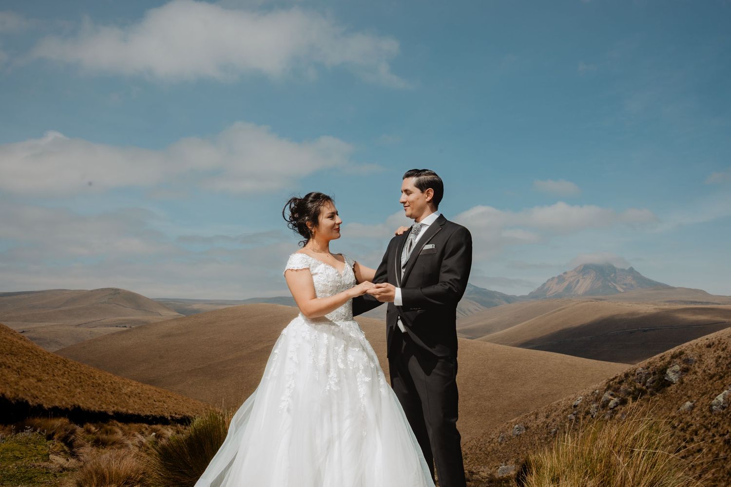 capturando bodas destino en Ecuador con estilo emocional, junto a organizadores de eventos.