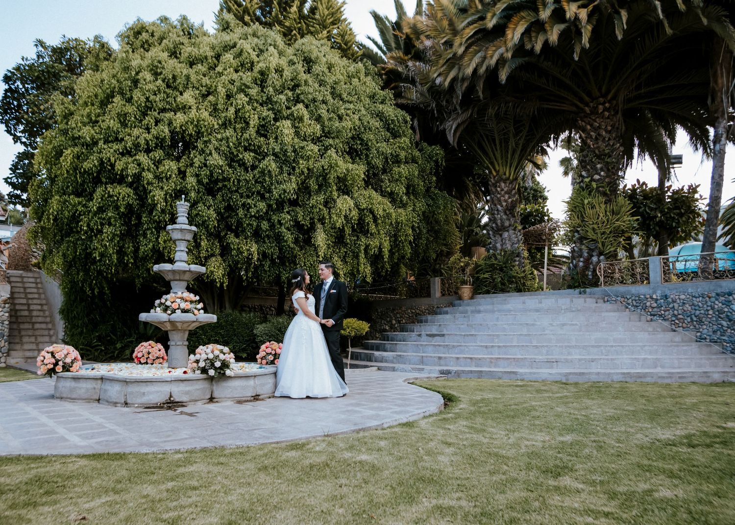 Novios en hacienda de Quito durante su boda organizada por wedding planner profesional