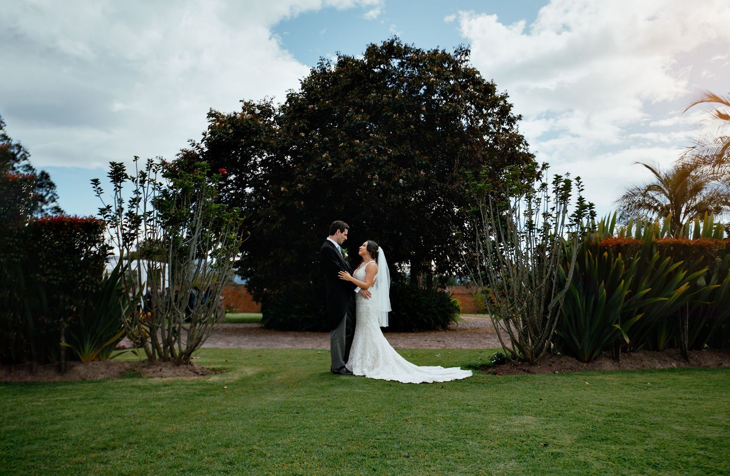 Servicio completo de fotografía para bodas en Quito con alianzas en catering y decoración.