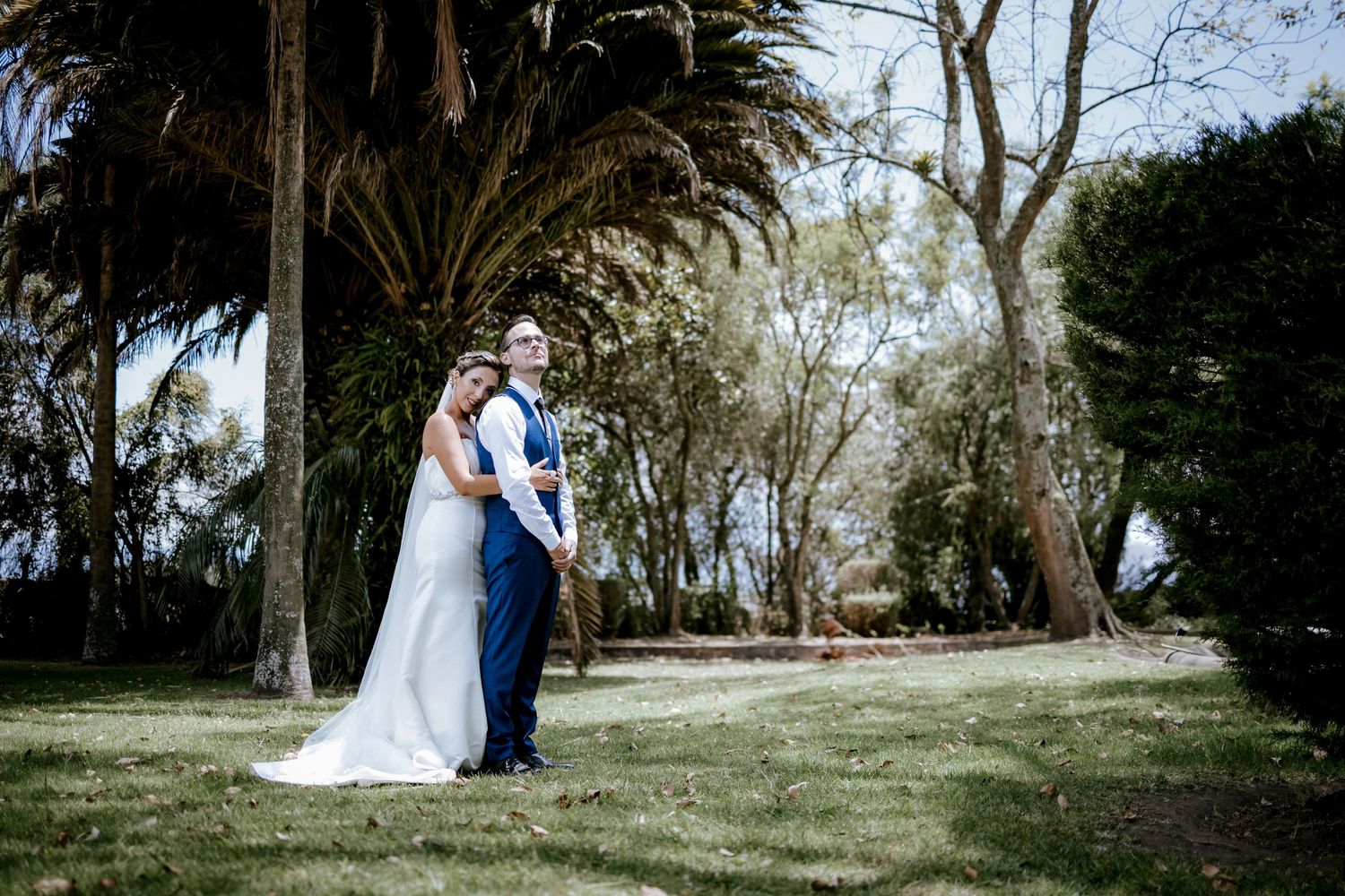 Pareja bailando bajo arreglos florales, boda organizada en Quinta de Quito