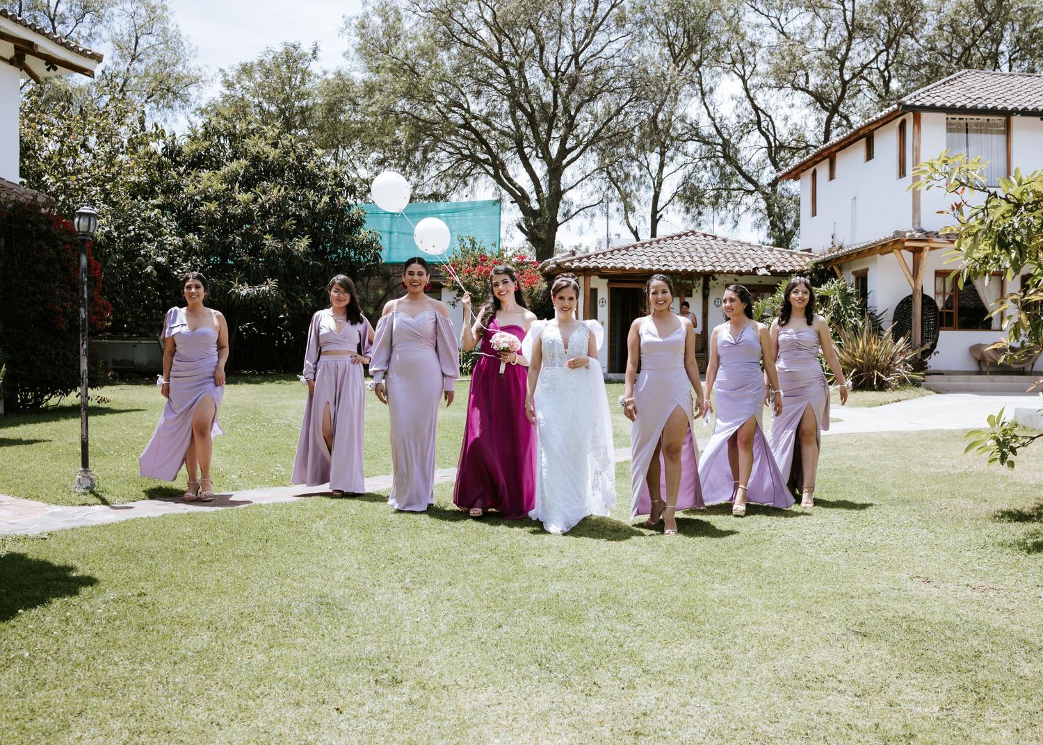 Pareja bailando bajo arreglos florales, boda organizada en Quinta de Quito