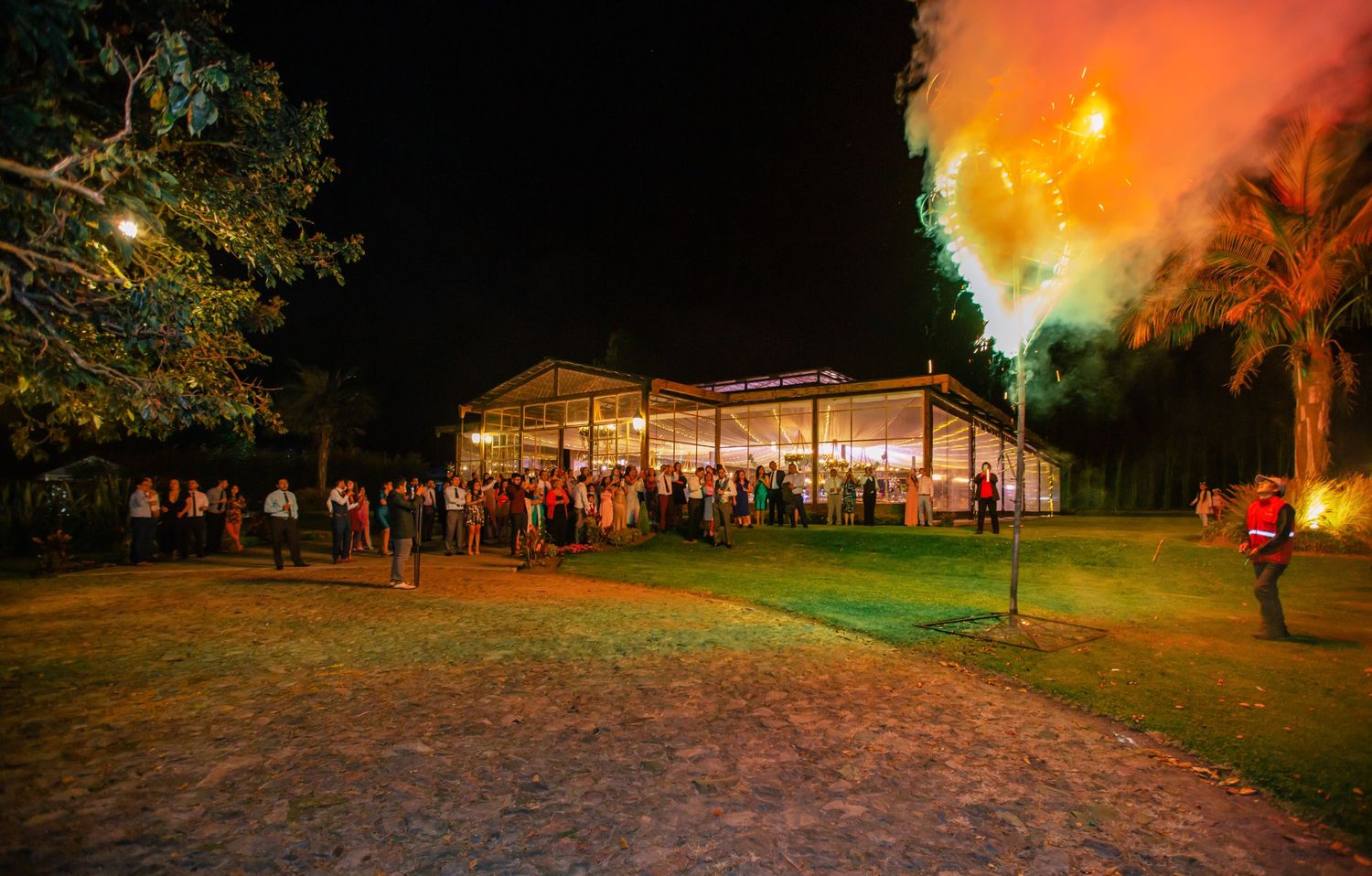 Servicio completo de fotografía para bodas en Quito con alianzas en catering y decoración.