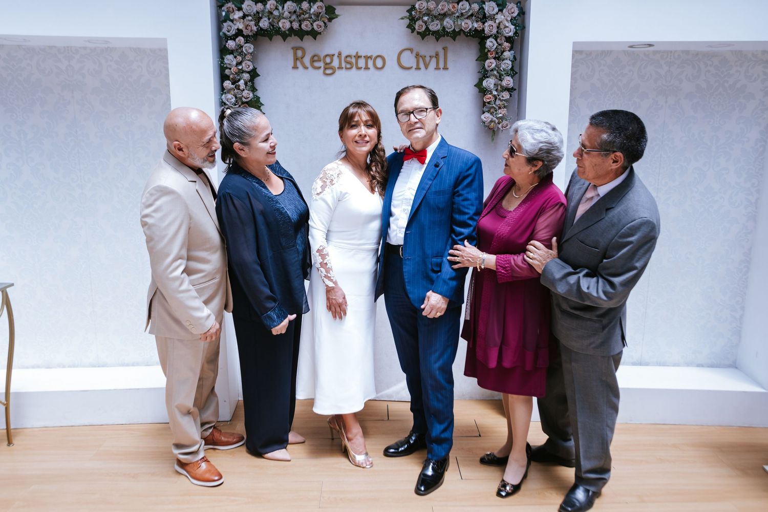 Emotivo beso de boda civil en Quito, fotografía profesional de bodas