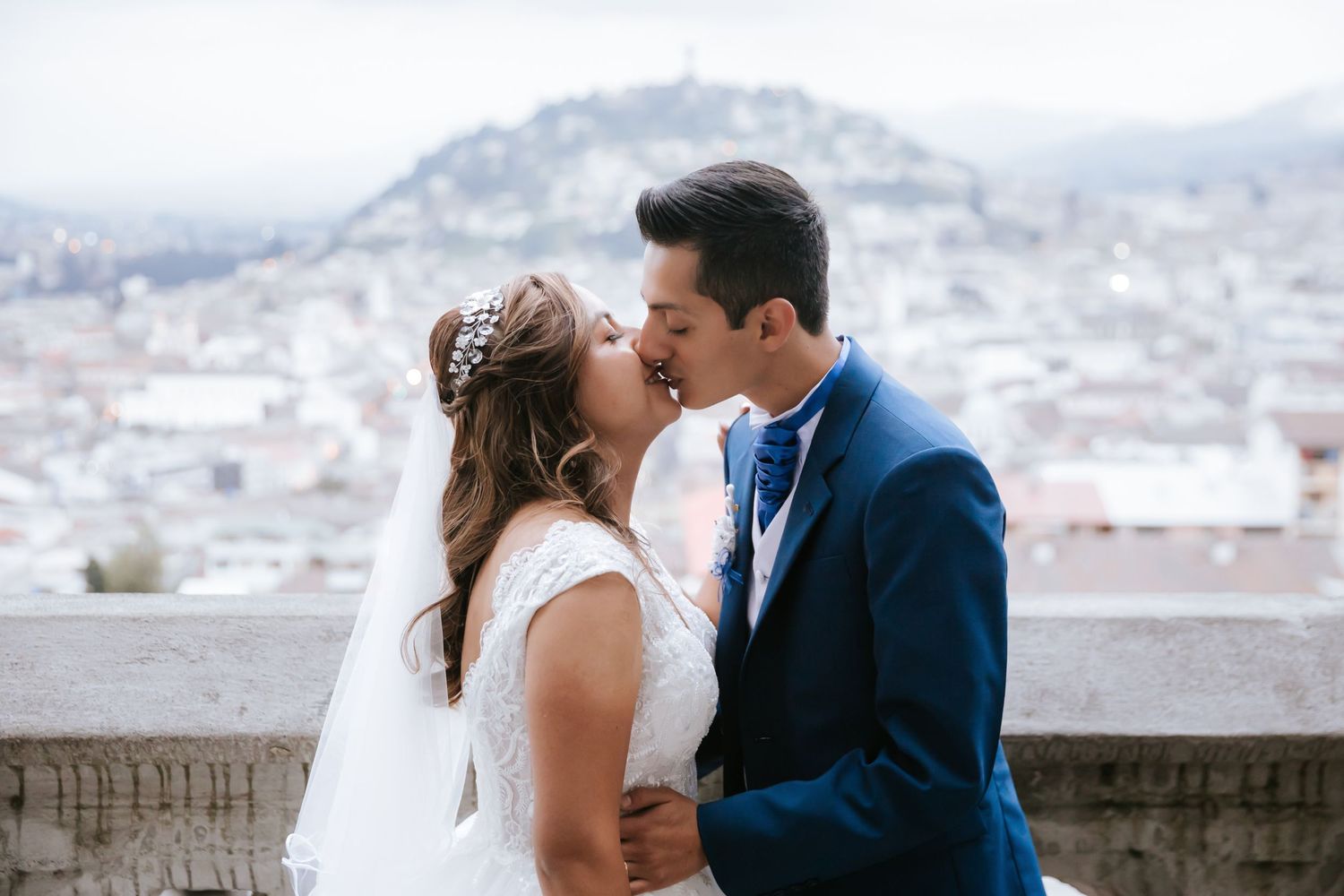 Fotografía de bodas destino en Quito y Ecuador con estilo emocional y documental