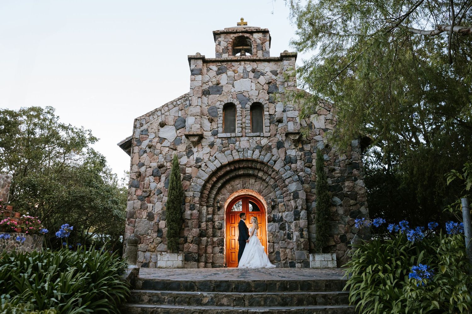Fotografía de bodas destino en Quito y Ecuador con estilo emocional y documental