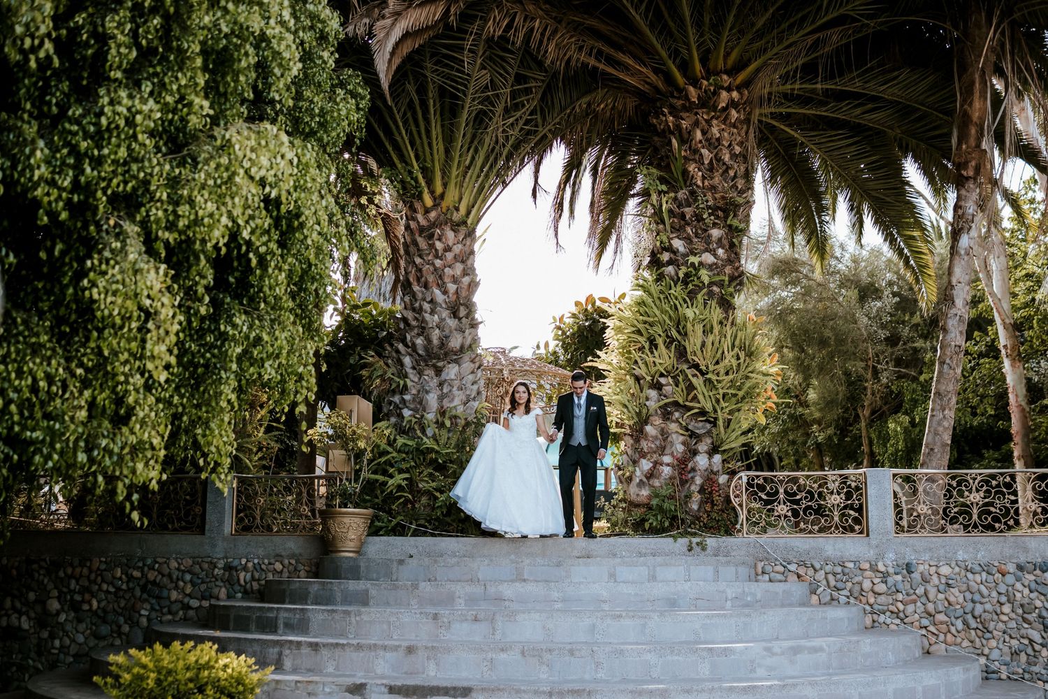 Novios en hacienda de Quito durante su boda organizada por wedding planner profesional