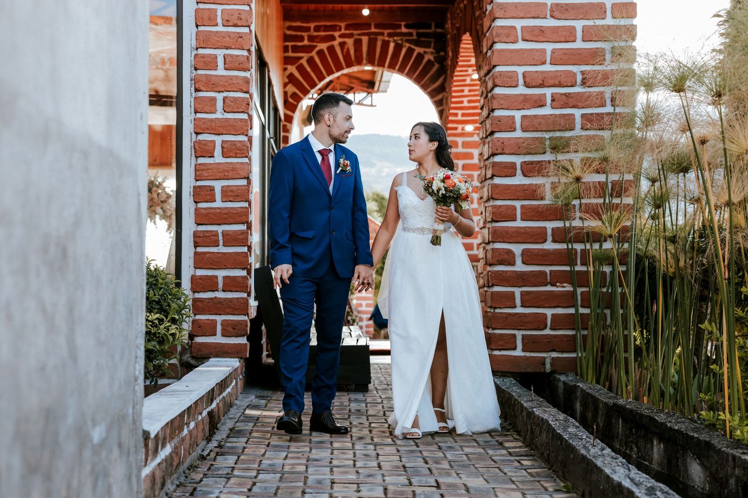 Novios en hacienda de Quito durante su boda organizada por wedding planner profesional