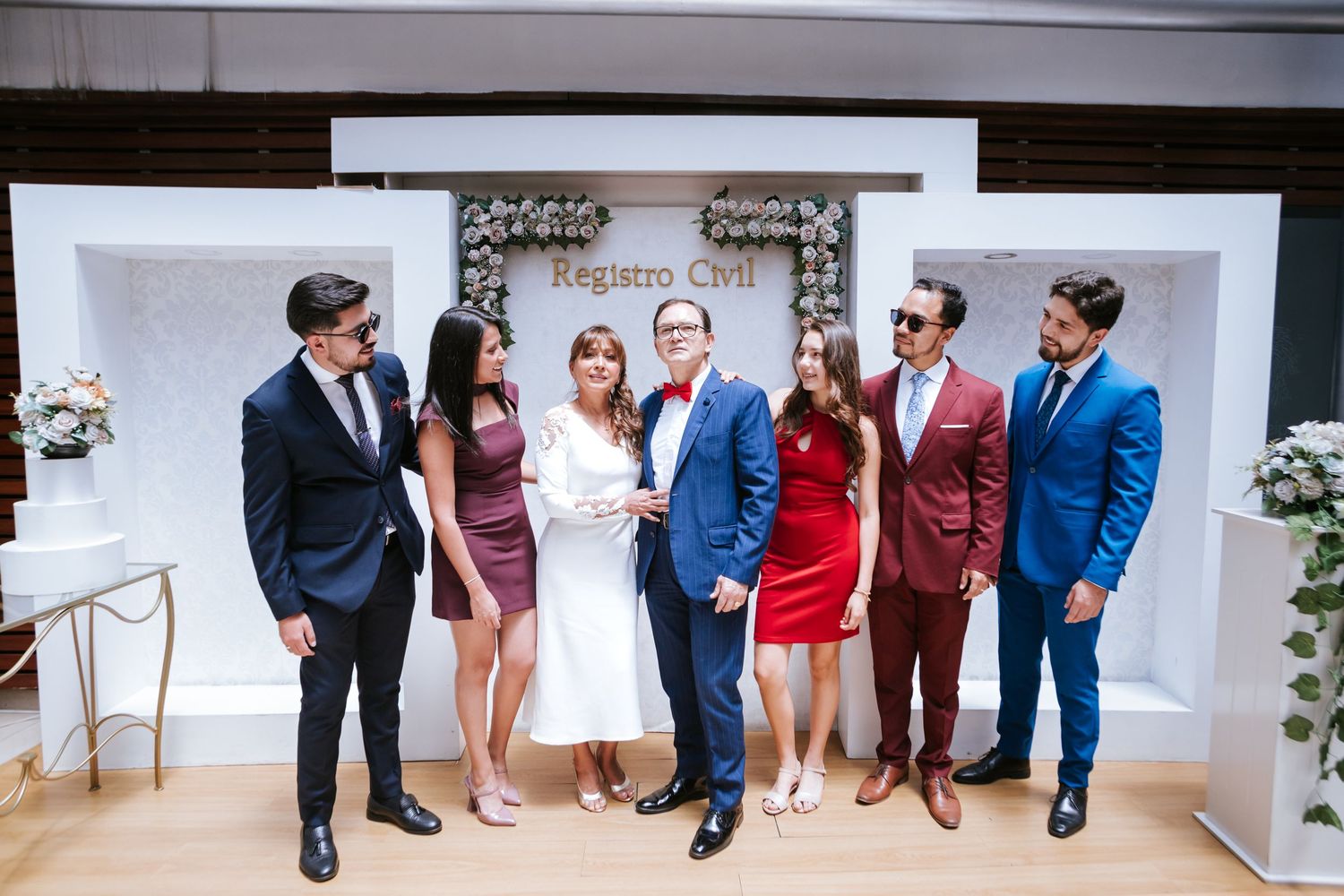 Emotivo beso de boda civil en Quito, fotografía profesional de bodas