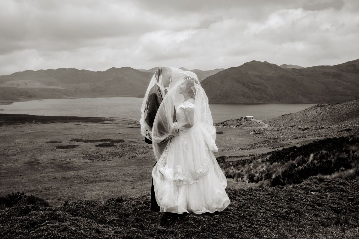Bodas civiles, pre boda y eventos íntimos en Quito fotografiados con pasión y arte.