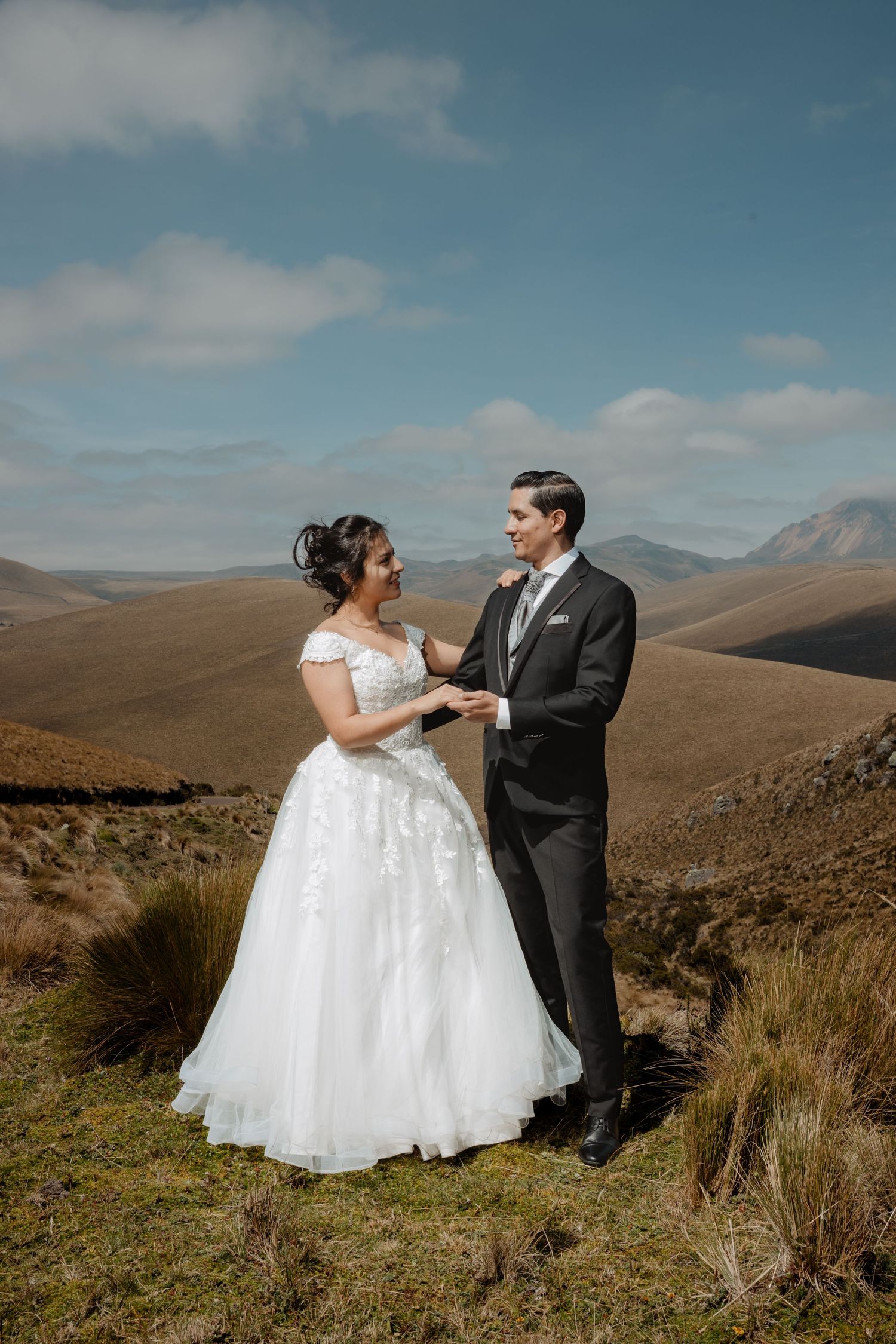 capturando bodas destino en Ecuador con estilo emocional, junto a organizadores de eventos.