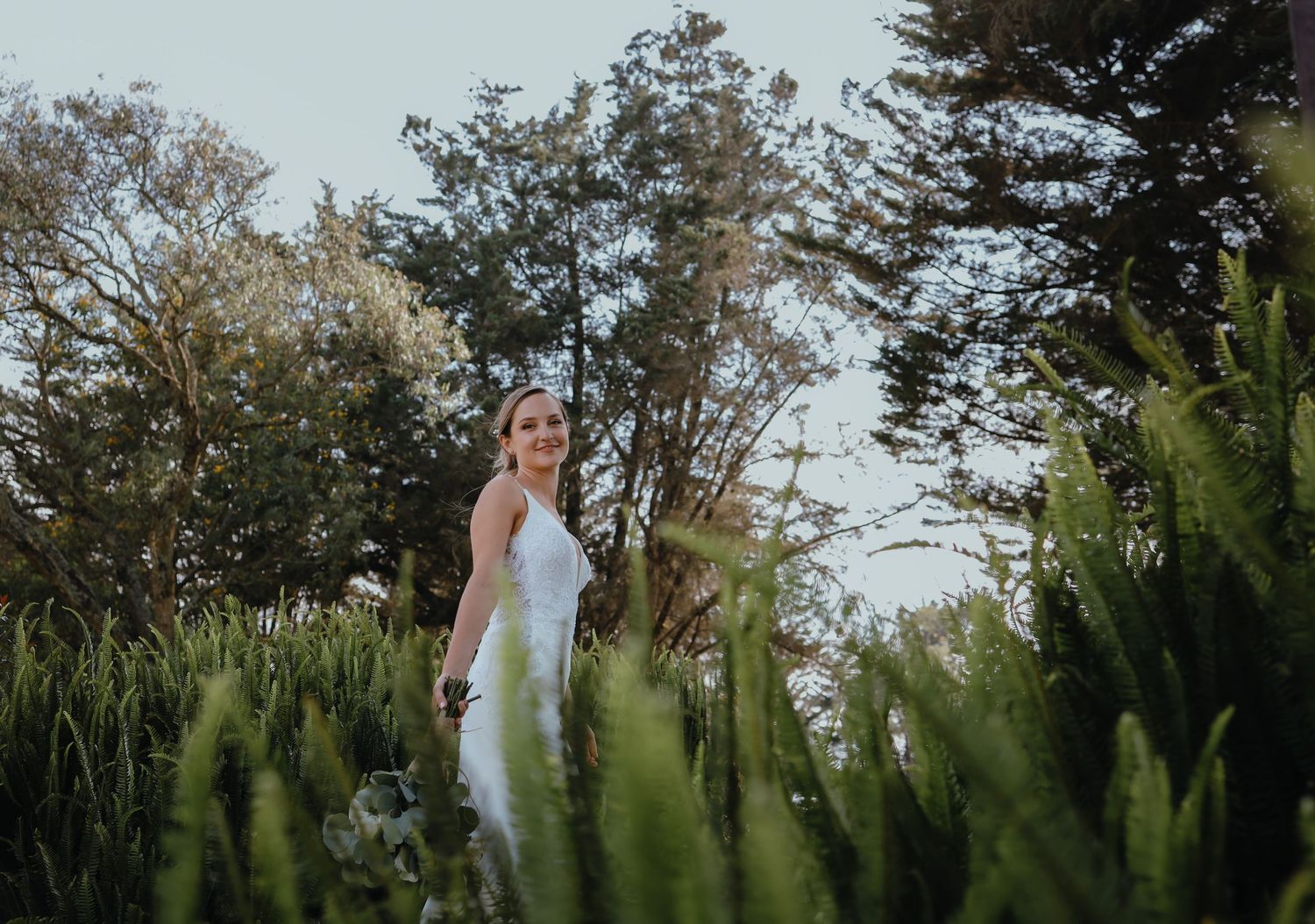 Servicio completo de fotografía para bodas en Quito con alianzas en catering y decoración.