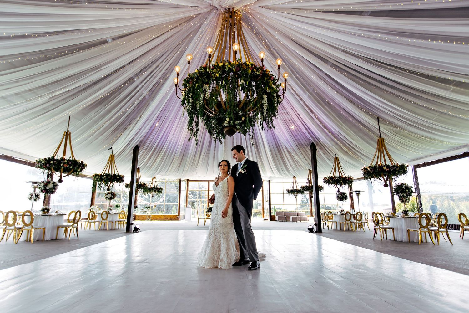 Servicio completo de fotografía para bodas en Quito con alianzas en catering y decoración.
