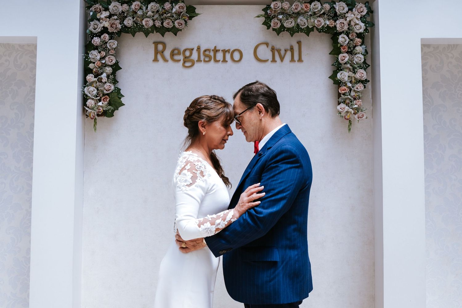 Wedding planner y fotógrafo trabajando juntos para una boda inolvidable
