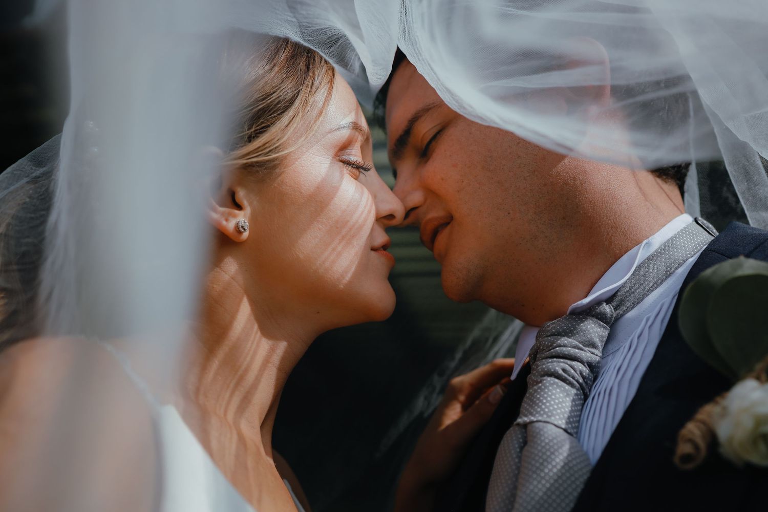 Servicio completo de fotografía para bodas en Quito con alianzas en catering y decoración.