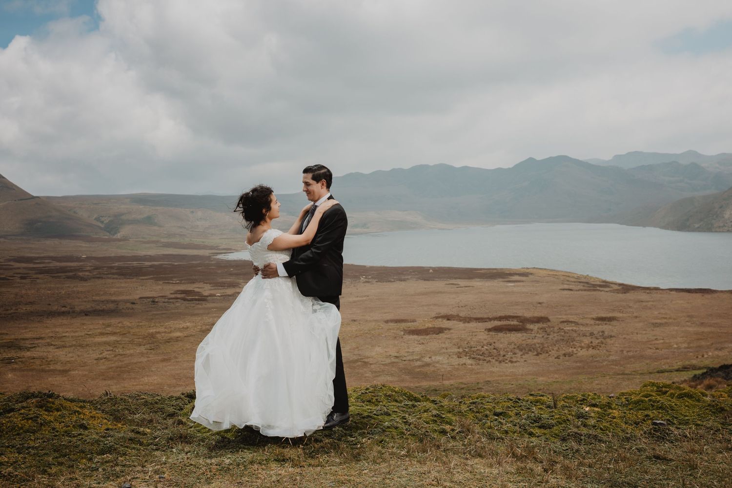 Bodas civiles, pre boda y eventos íntimos en Quito fotografiados con pasión y arte.