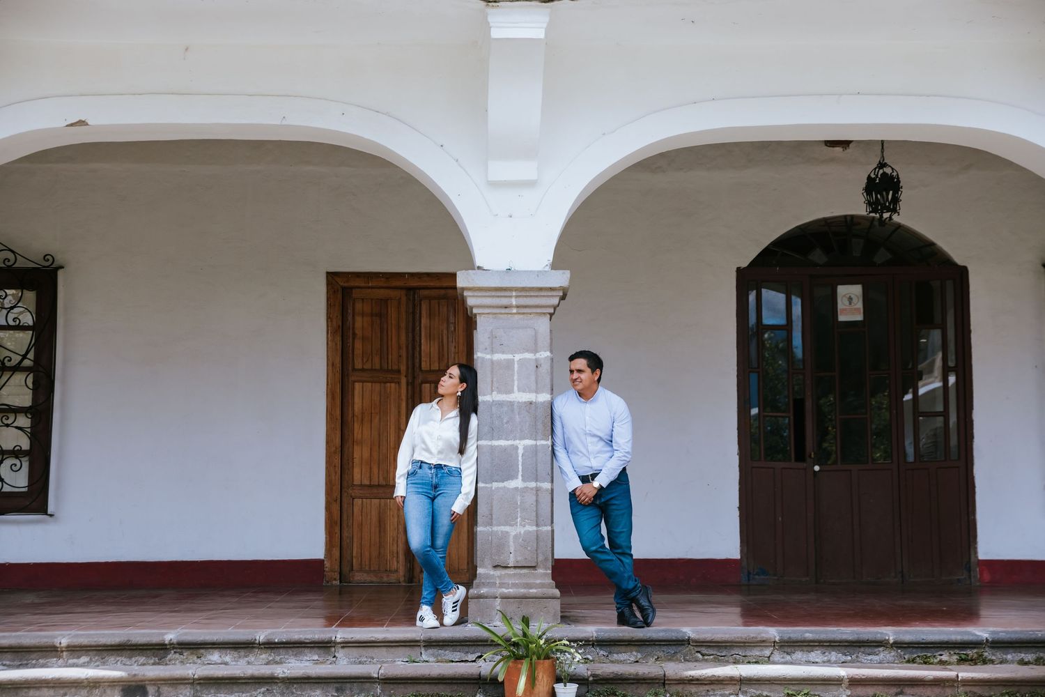 Pareja bailando bajo arreglos florales, boda organizada en Quinta de Quito