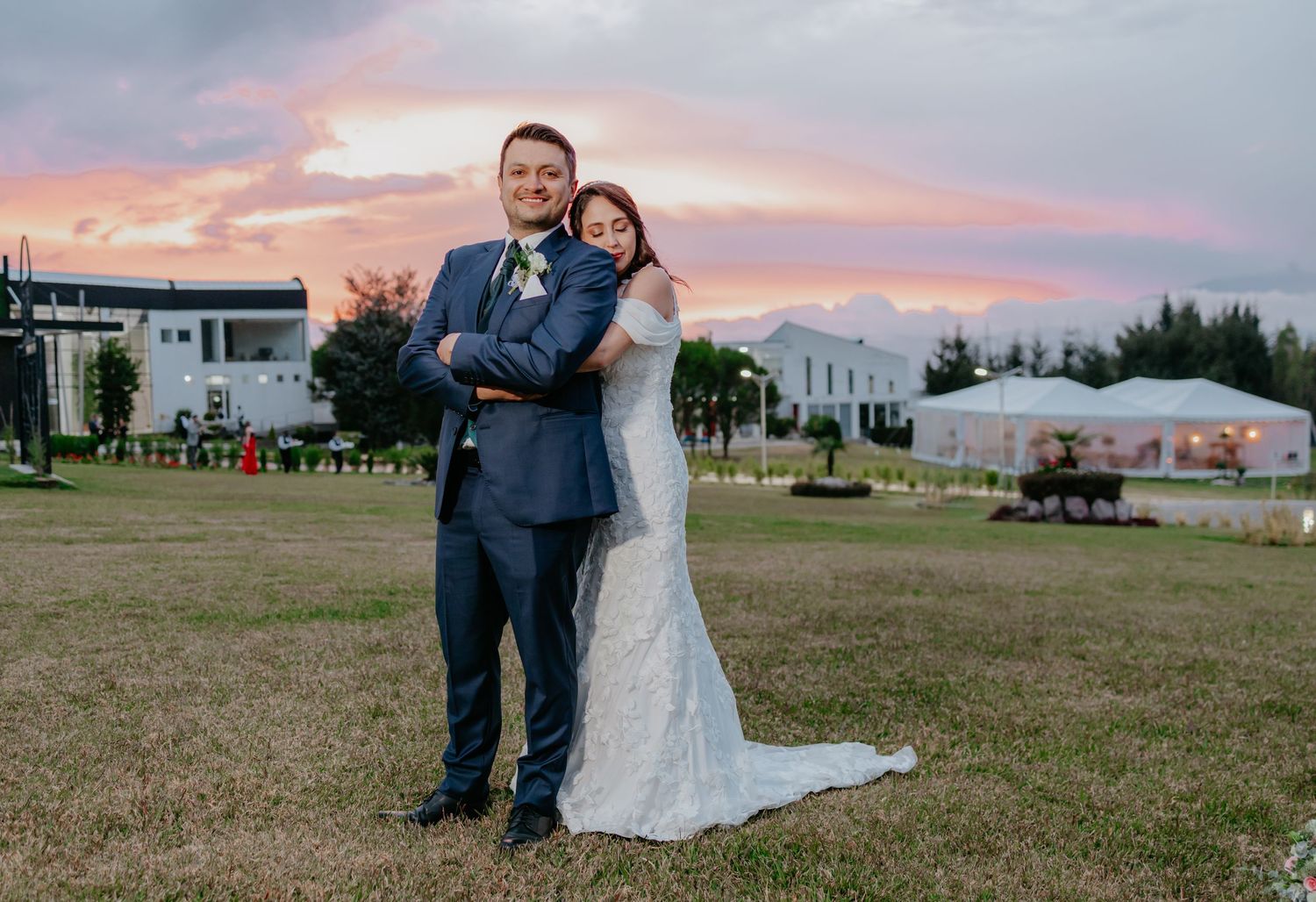 Servicio completo de fotografía para bodas en Quito con alianzas en catering y decoración.