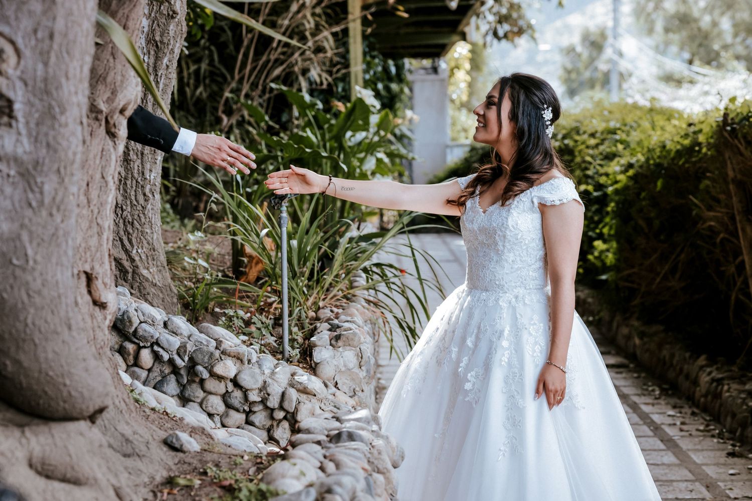 Novios en hacienda de Quito durante su boda organizada por wedding planner profesional