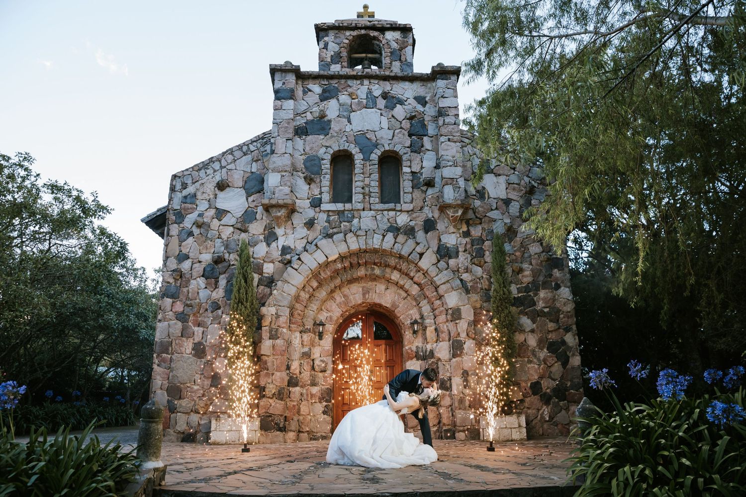 Fotografía de bodas destino en Quito y Ecuador con estilo emocional y documental