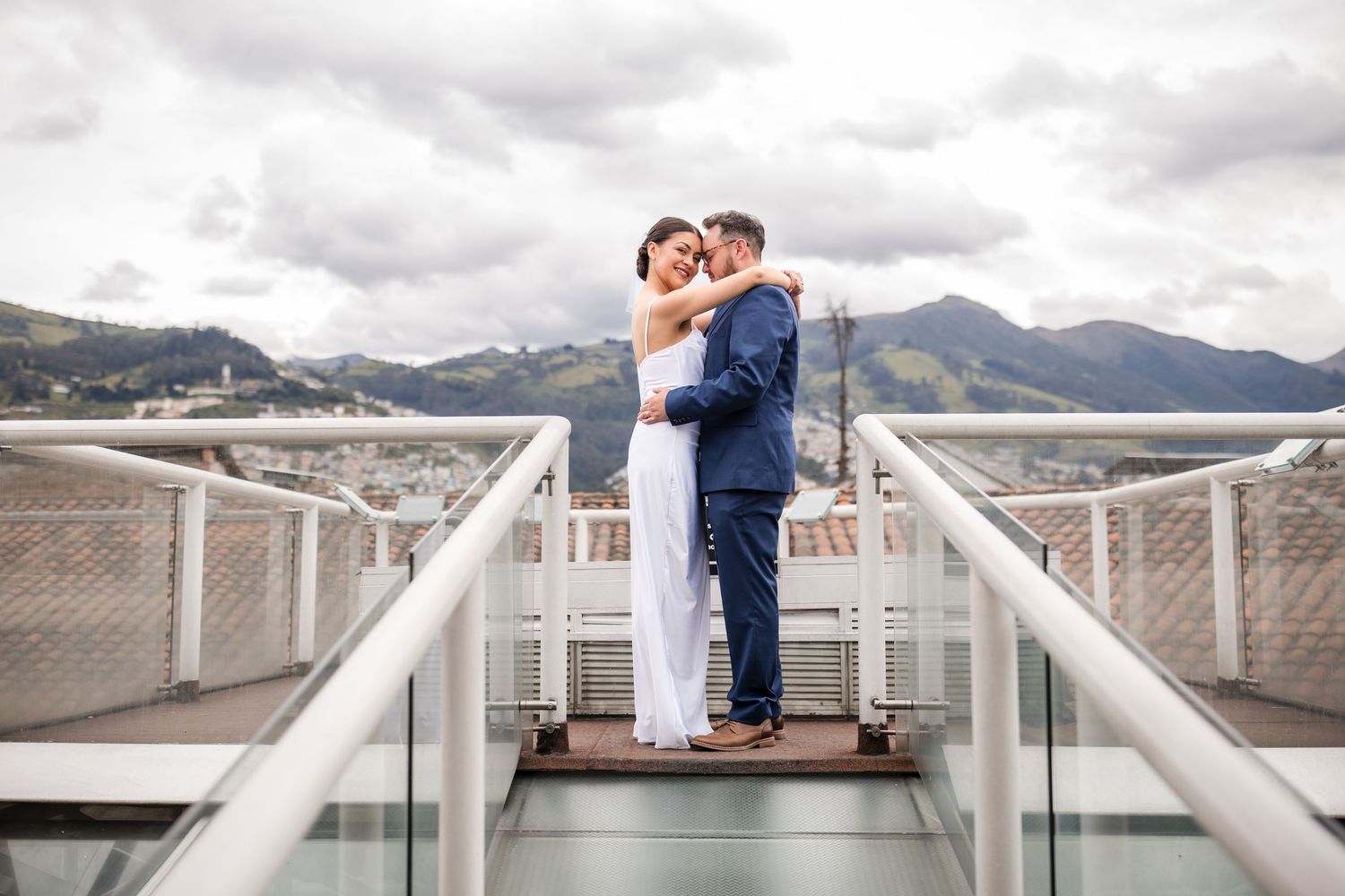 Emotivo retrato de novios durante su boda en Quito, Ecuador por fotógrafo profesional