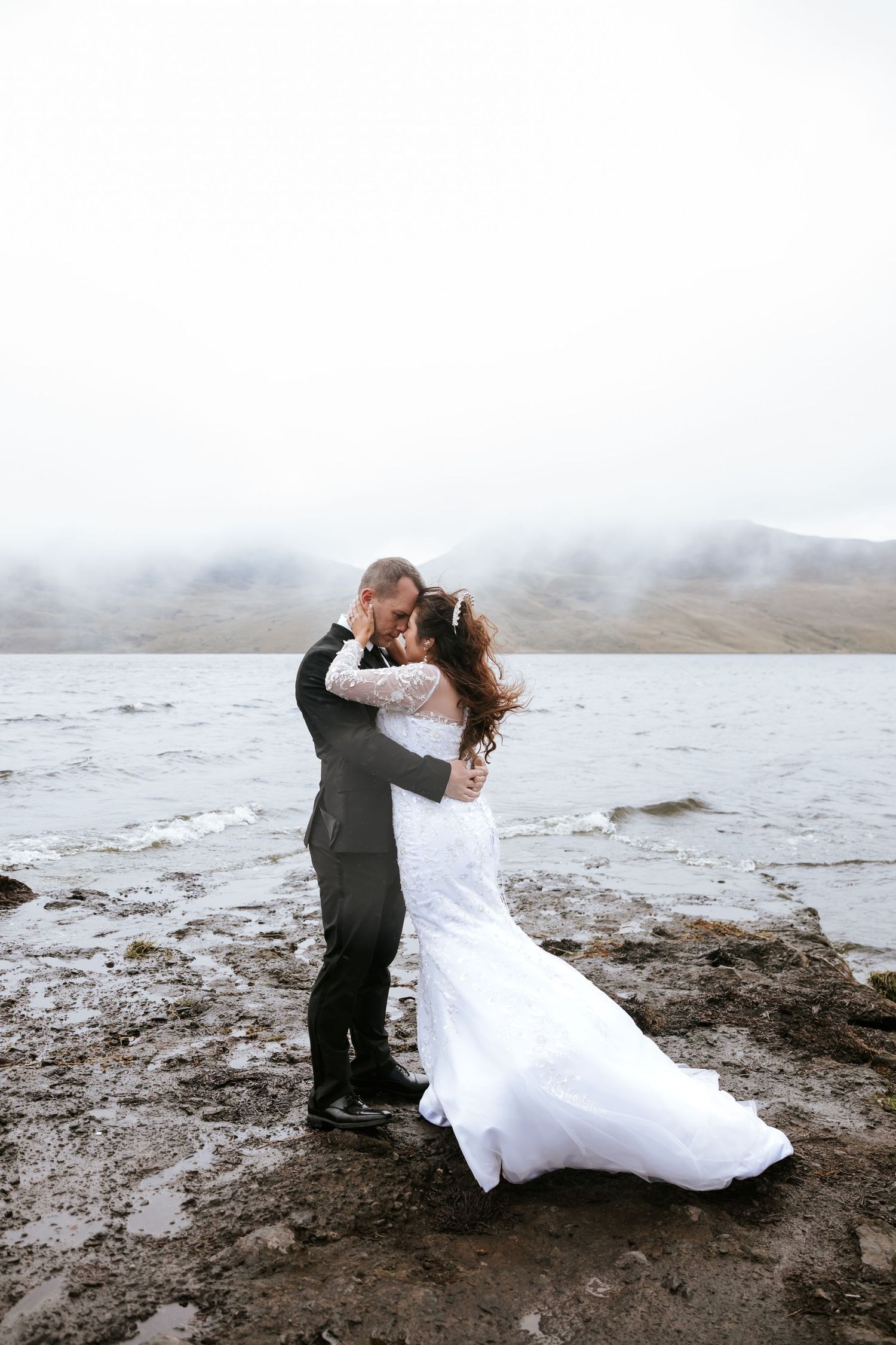 capturando bodas destino en Ecuador con estilo emocional, junto a organizadores de eventos.