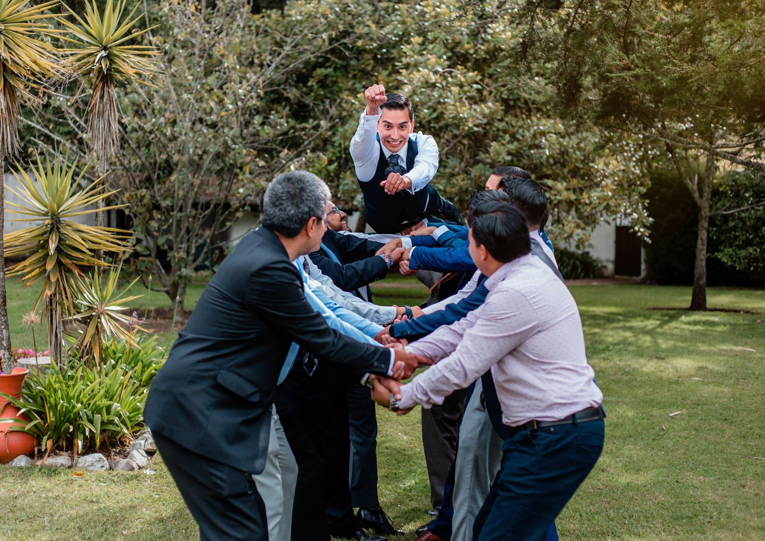 Servicio completo de fotografía para bodas en Quito con alianzas en catering y decoración.