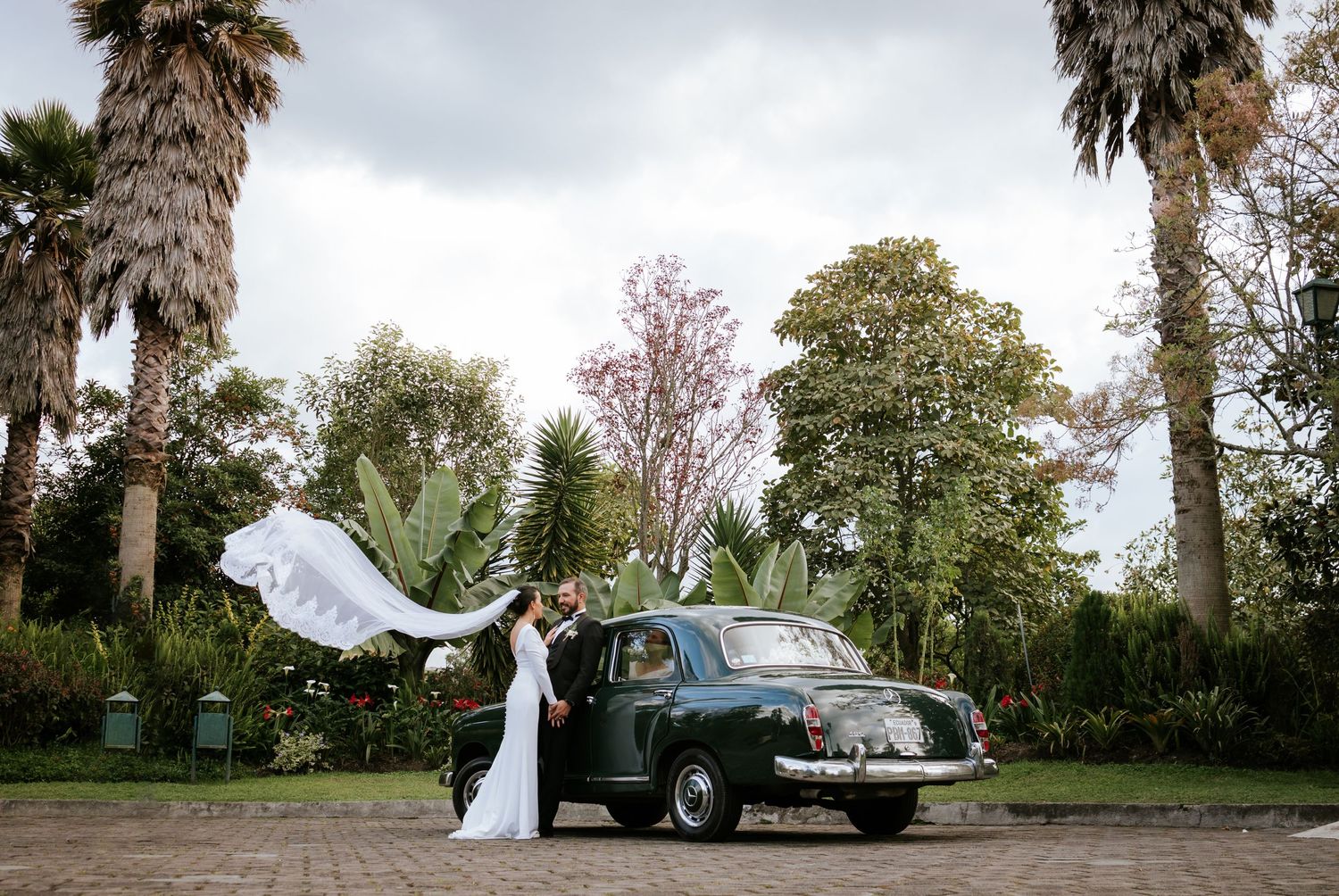 Capturando bodas destino en Ecuador con estilo emocional, junto a organizadores de eventos.