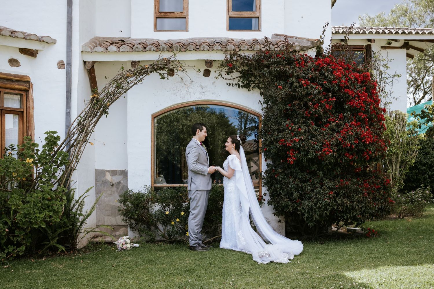 Pareja bailando bajo arreglos florales, boda organizada en Quinta de Quito