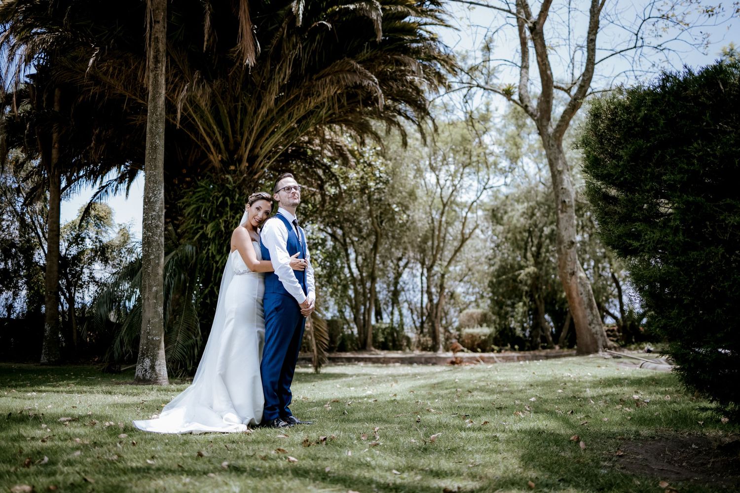 Pareja bailando bajo arreglos florales, boda organizada en Quinta de Quito
