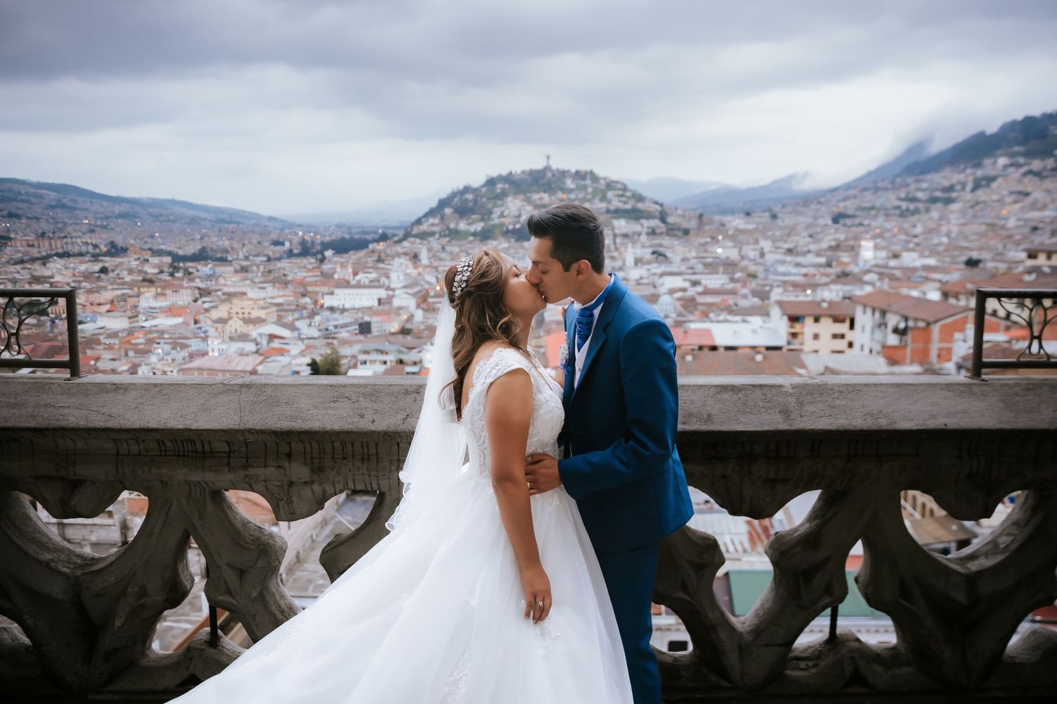 Fotografía de bodas destino en Quito y Ecuador con estilo emocional y documental