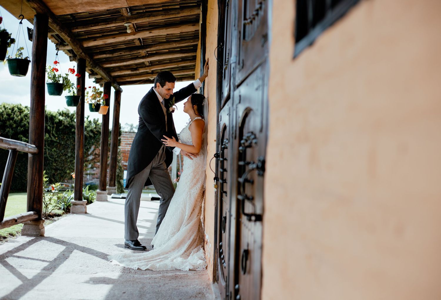 Servicio completo de fotografía para bodas en Quito con alianzas en catering y decoración.