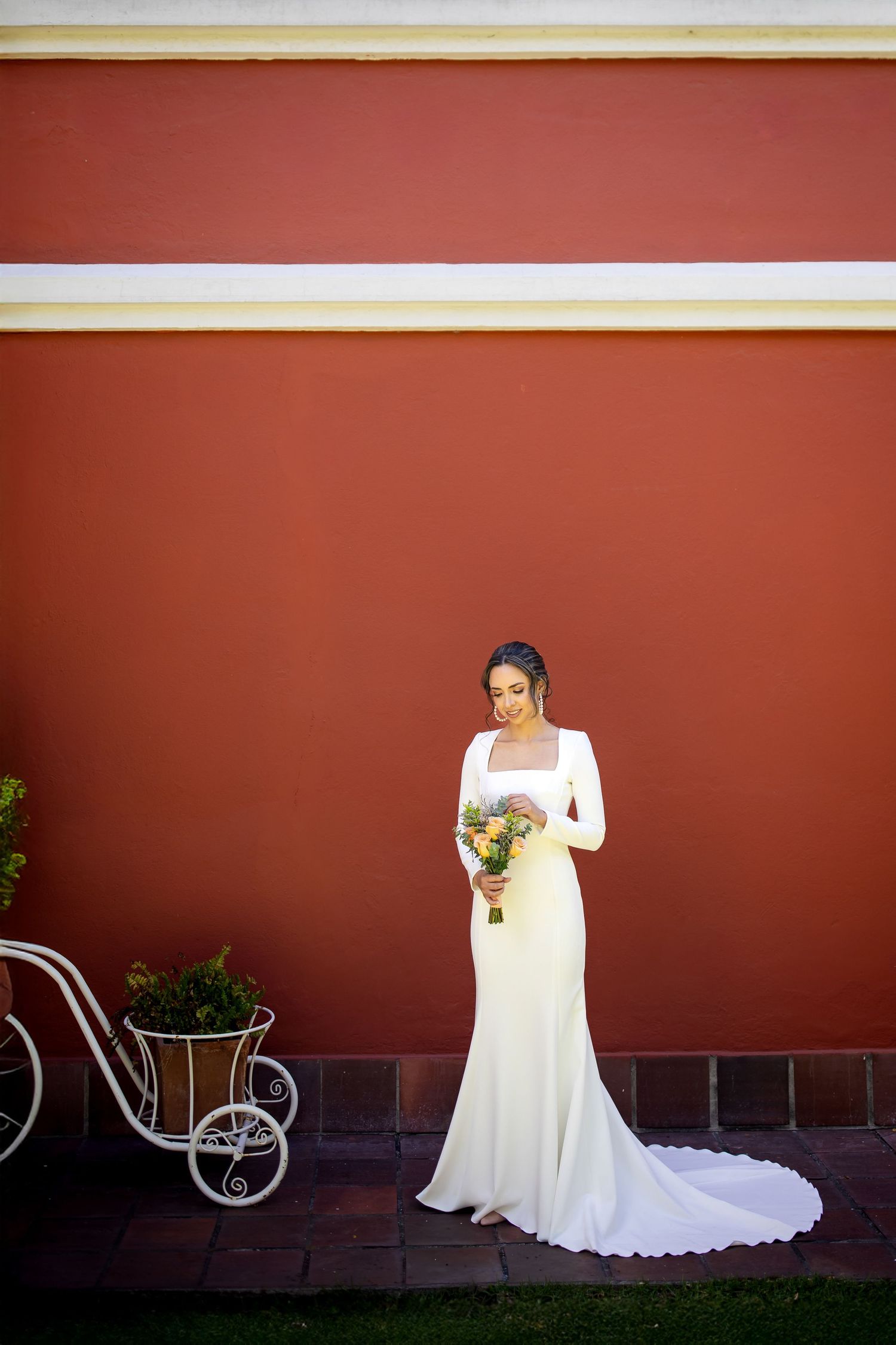 Emotivo retrato de novios durante su boda en Quito, Ecuador por fotógrafo profesional