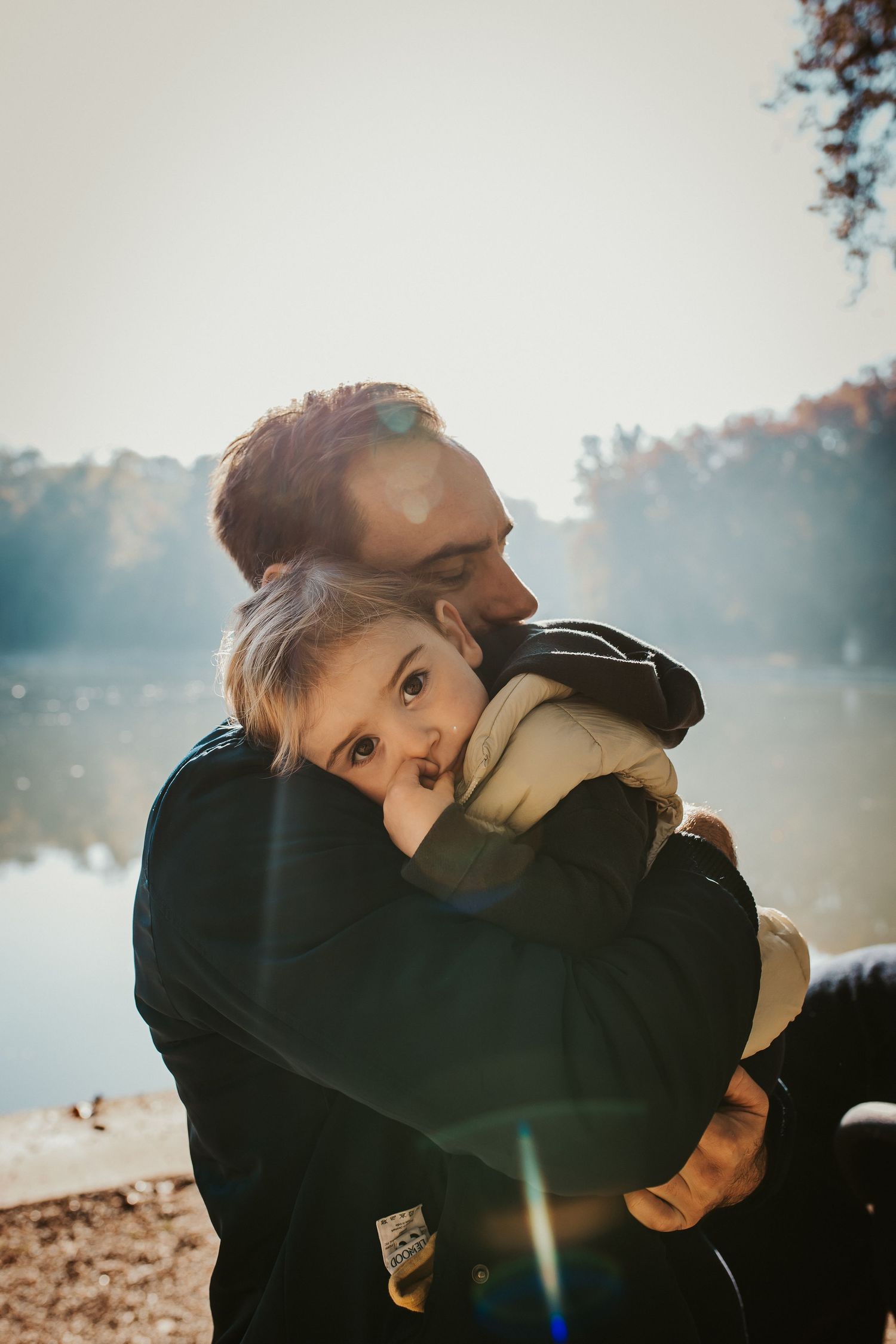 Une petite fille fait un câlin à son papa