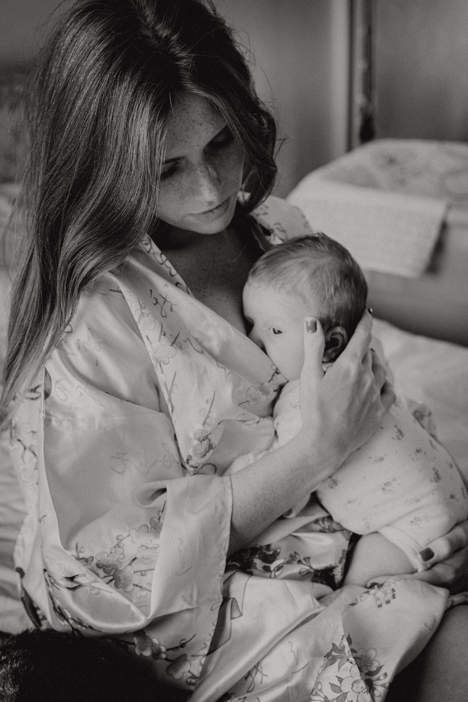 Une maman allaite son nourrisson
