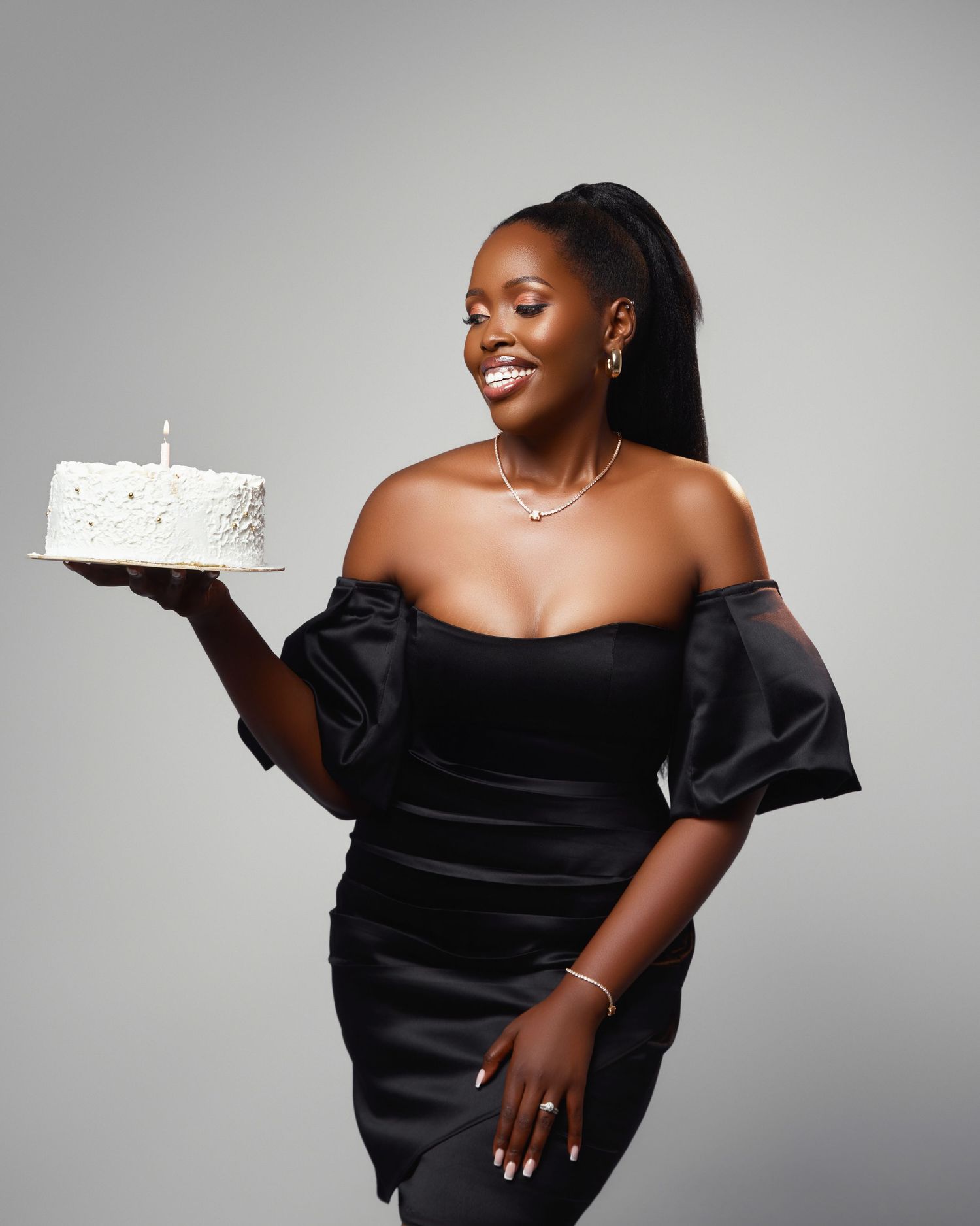 birthday photoshoot with cake