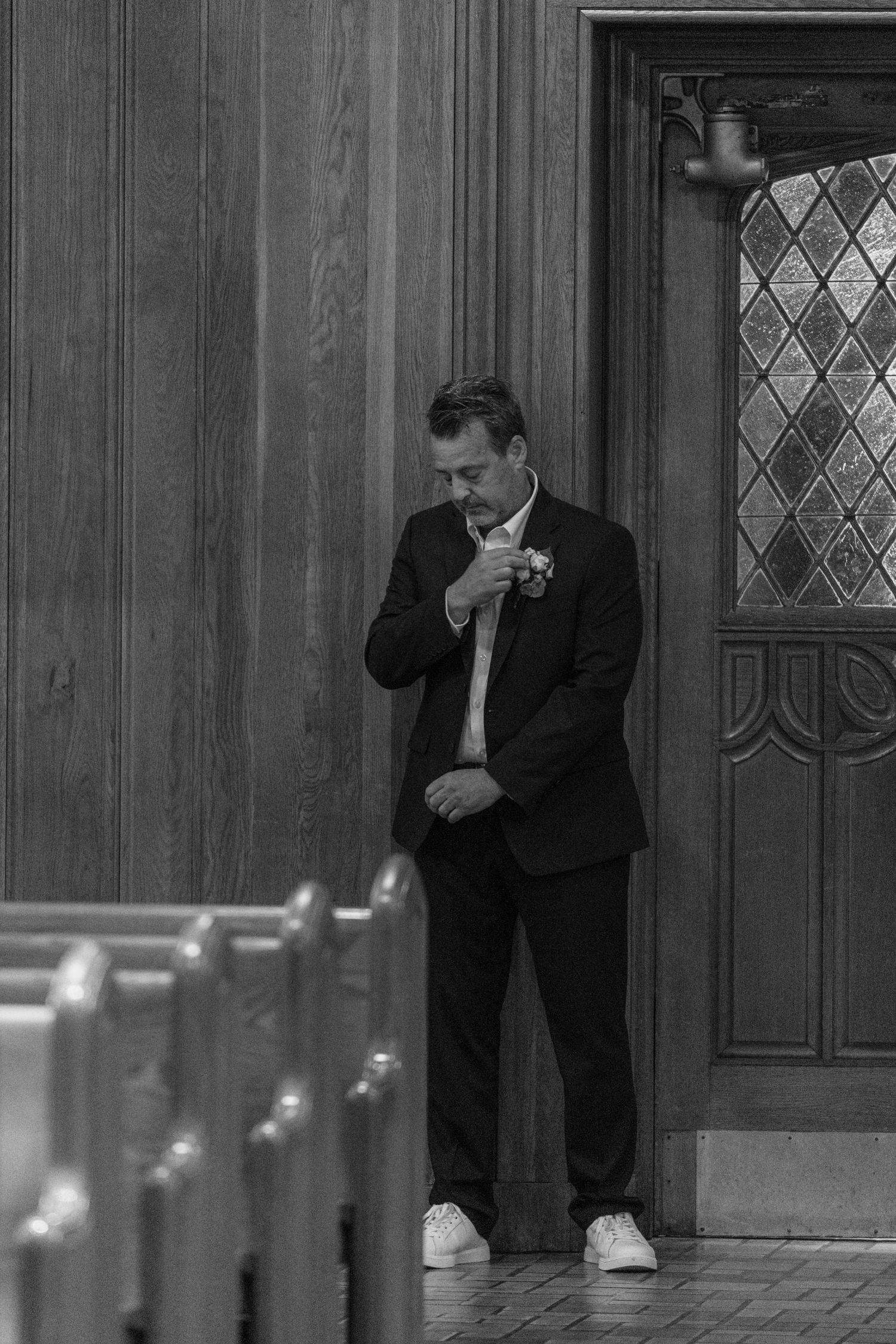 Black and white portrait of the groom waiting in the church before the ceremony