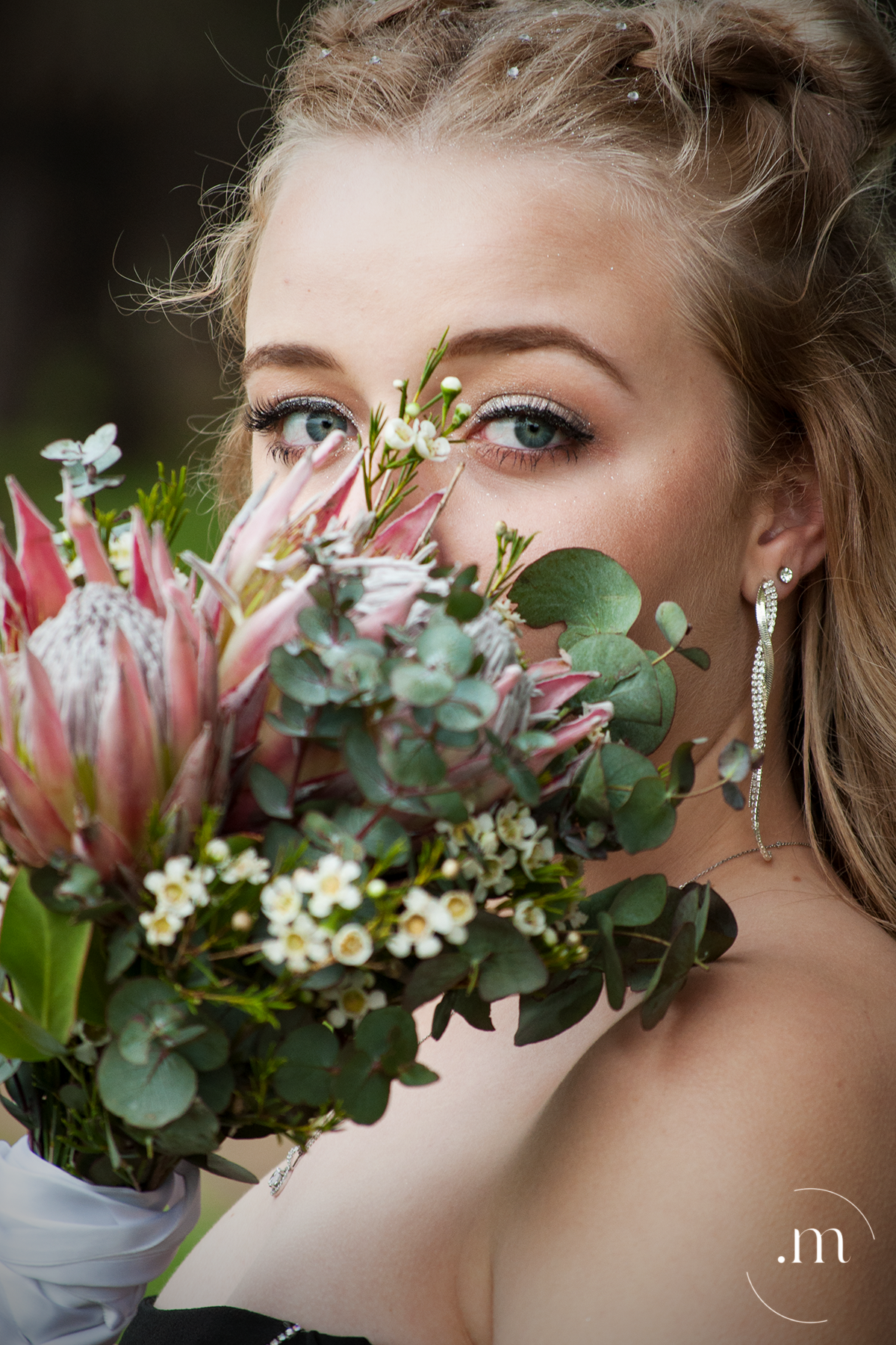 Blue eyes with a colourful protea