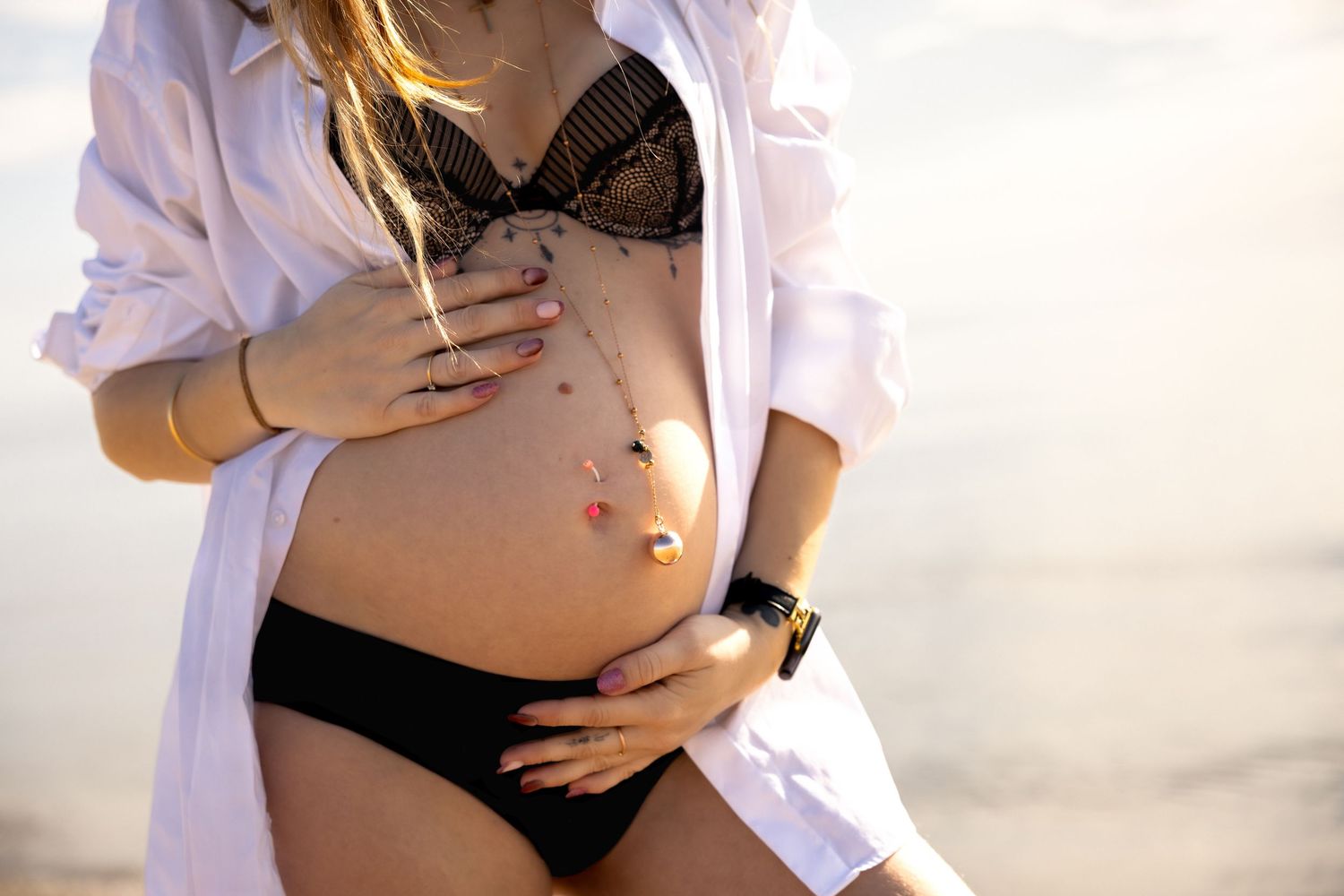 Photo lifestyle mode d'une femme enceinte au bord de l'eau à Valras plage dans l'Hérault.