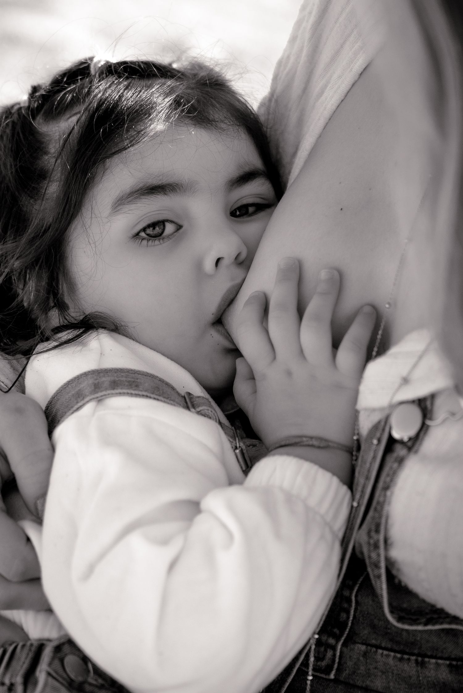 Photographie allaitement à Béziers et alentours. Photo d'une petite fille lors d'un allaitement long et non-écourté.