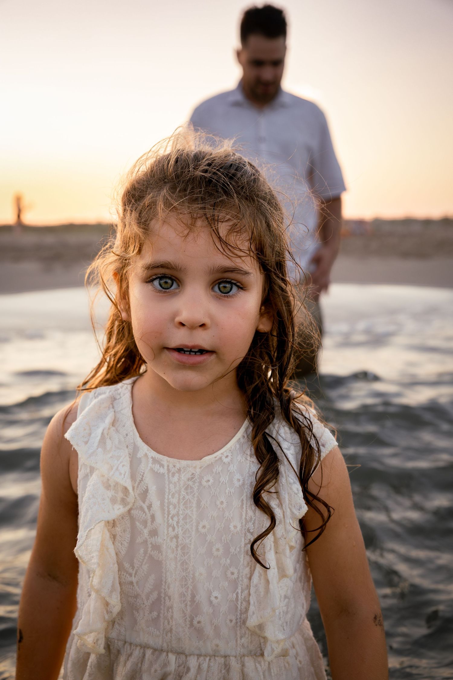 Portrait d'enfant lors d'une séance famille. Séance photo lifestyle en bord de mer à Vendres plage autour de Béziers. Séance photo enfant.